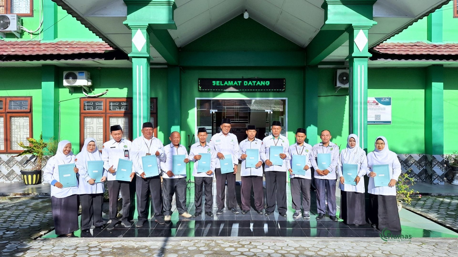 Apel Pagi Kemenag Belitung Diwarnai Penyerahan 15 SK Pencantuman Gelar Baru Pegawai