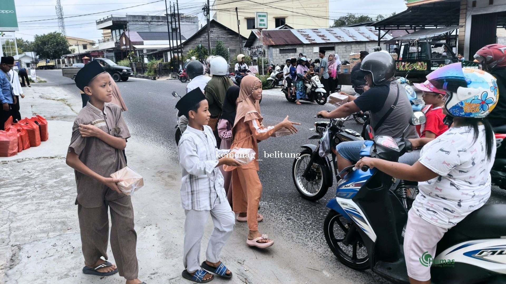 MIN 1 Belitung Bagi-bagi Takjil Ramadan