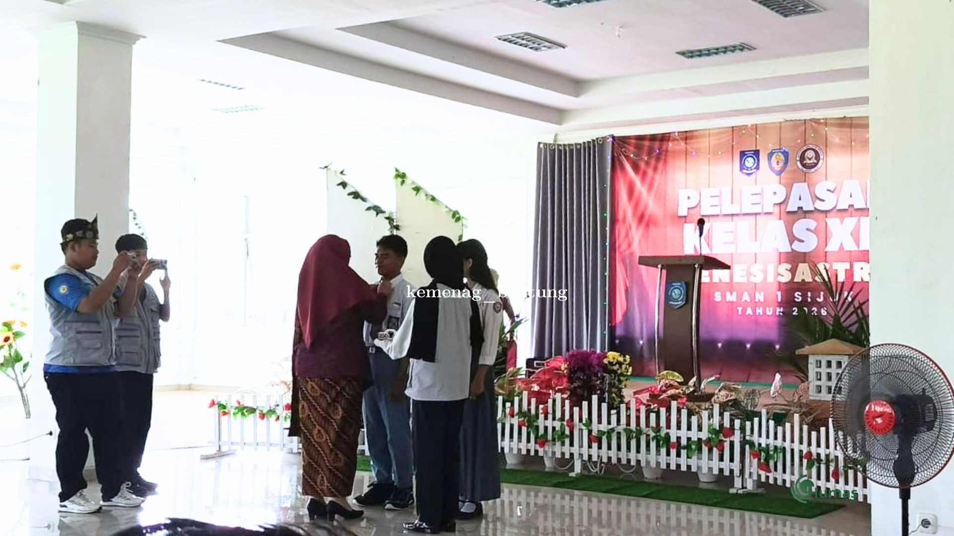 KUA Sijuk Hadiri Wisuda SMAN 1 Sijuk, Ajak Siswa Lanjutkan Cita-Cita dan Hindari Pernikahan Dini