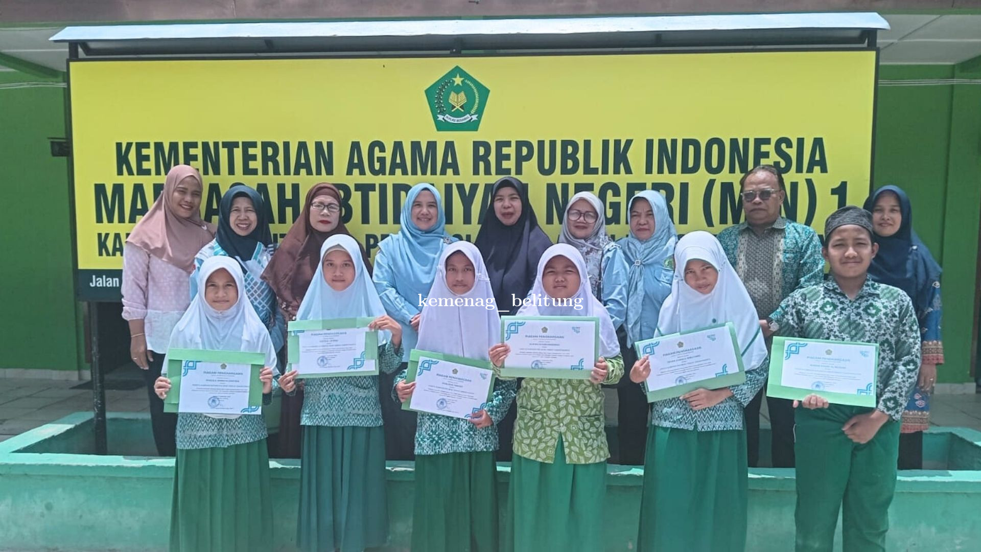 MIN 1 Belitung Serahkan Sertifikat Penghargaan OMI Tingkat Kabupaten