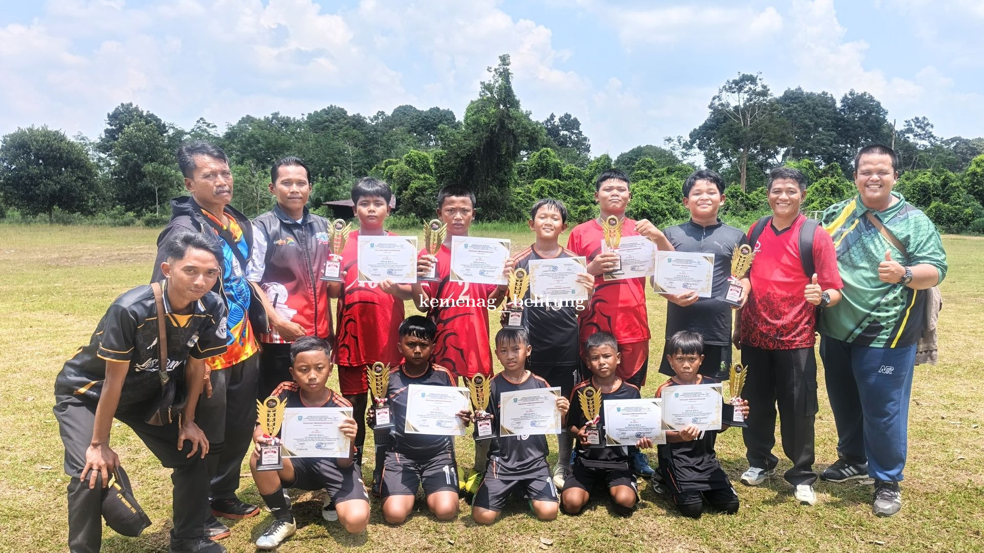 Dua Siswa MIN 2 Belitung Bawa Kemenangan Juara 1 Sepak Bola Haornas 2025 se-Kecamatan Membalong