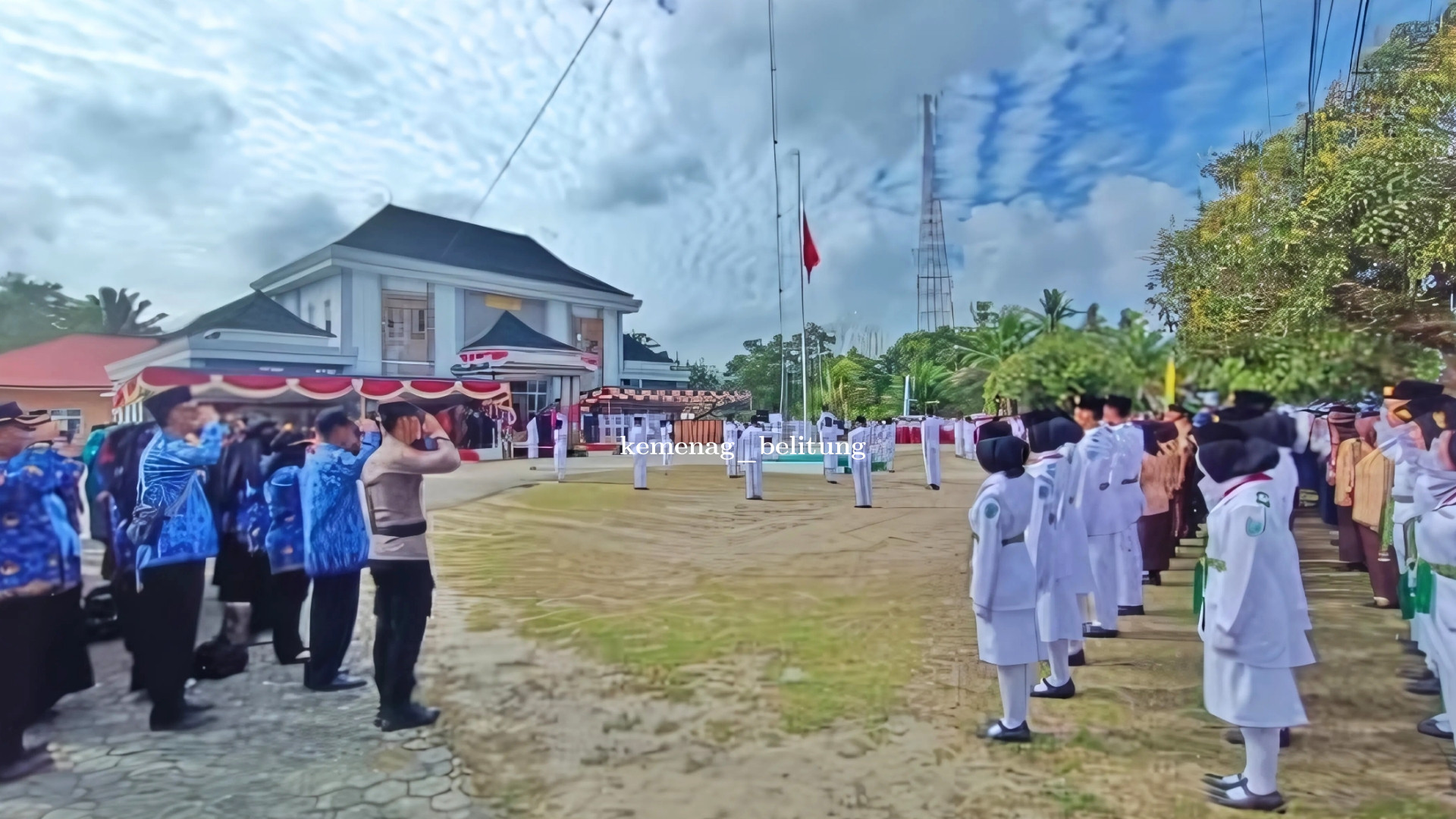 MIN 2 Kabupaten Belitung Ikuti Upacara Penurunan Bendera HUT ke-80 RI di Kecamatan Membalong