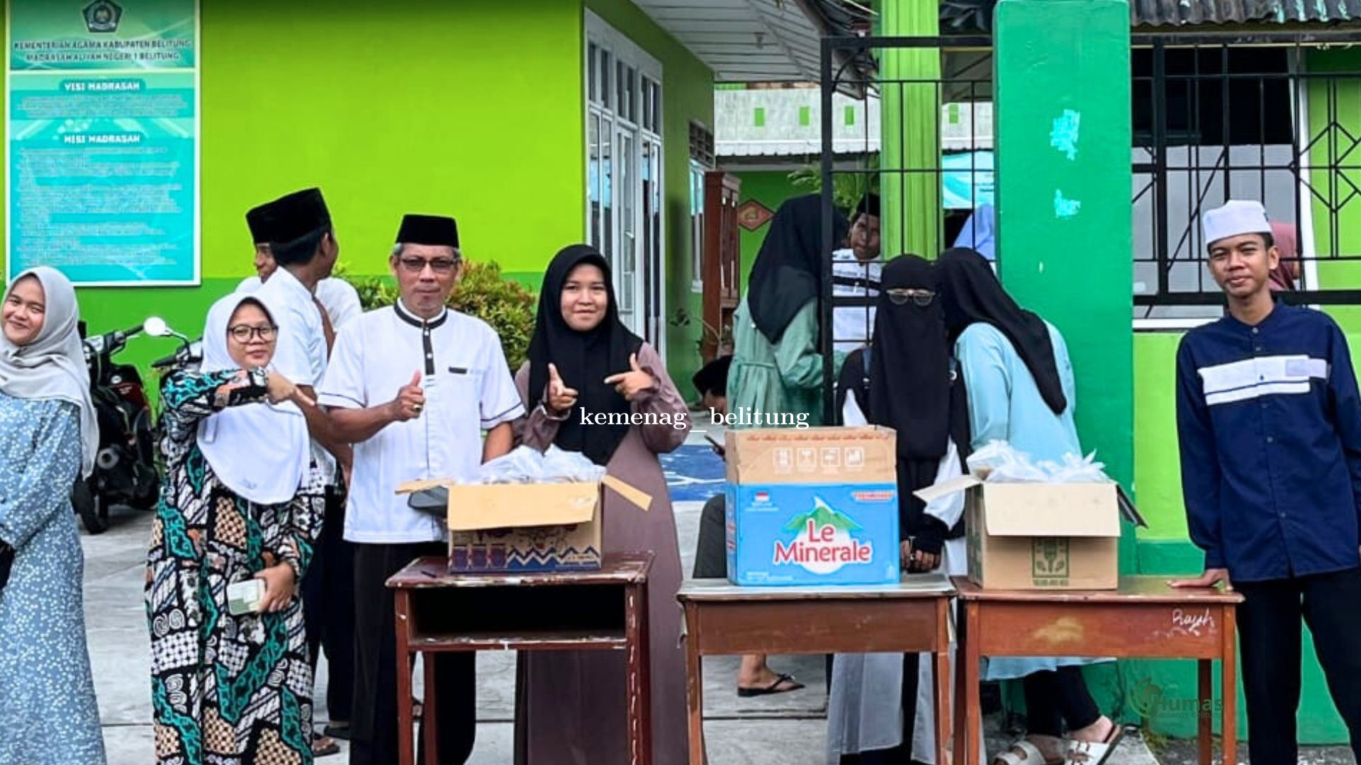 Tebar Berkah Ramadan, OSIM dan IRMALA MAN 1 Belitung Bagikan 100 Paket Takjil untuk Masyarakat
