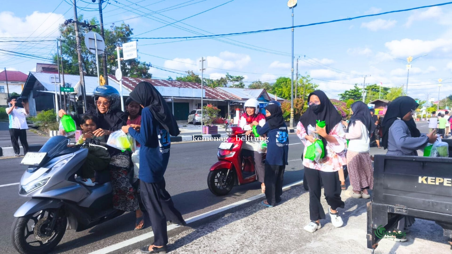 PIK-R MTsN 1 Belitung Berbagi Takjil, Wujudkan Kepedulian Sosial di Bulan Ramadan