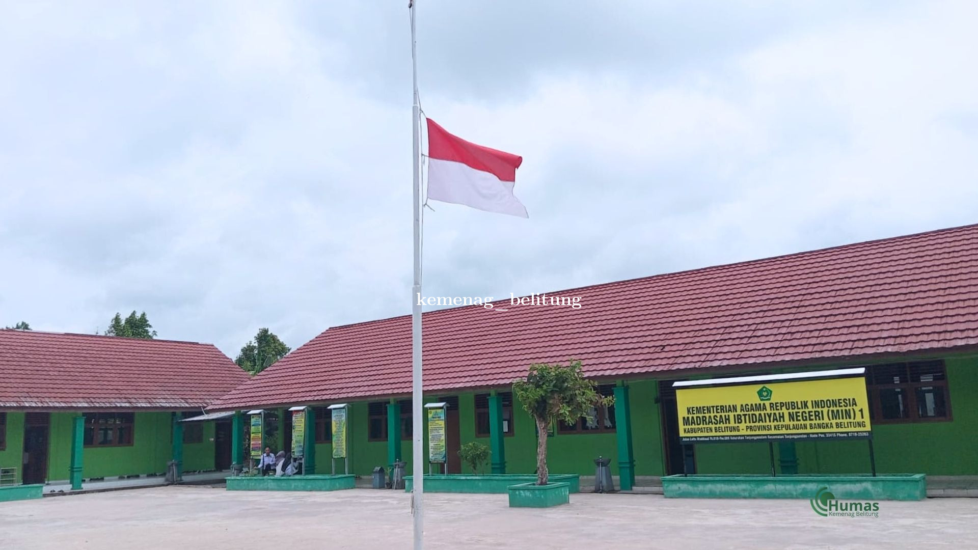 MIN 1 Belitung Kibarkan Bendera Setengah Tiang sebagai Ungkapan Duka