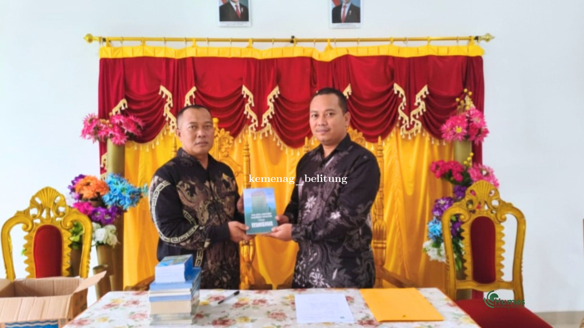 Dukung Literasi Keagamaan, Seksi Bimas Islam Kemenag Belitung Serahkan Buku untuk KUA Membalong