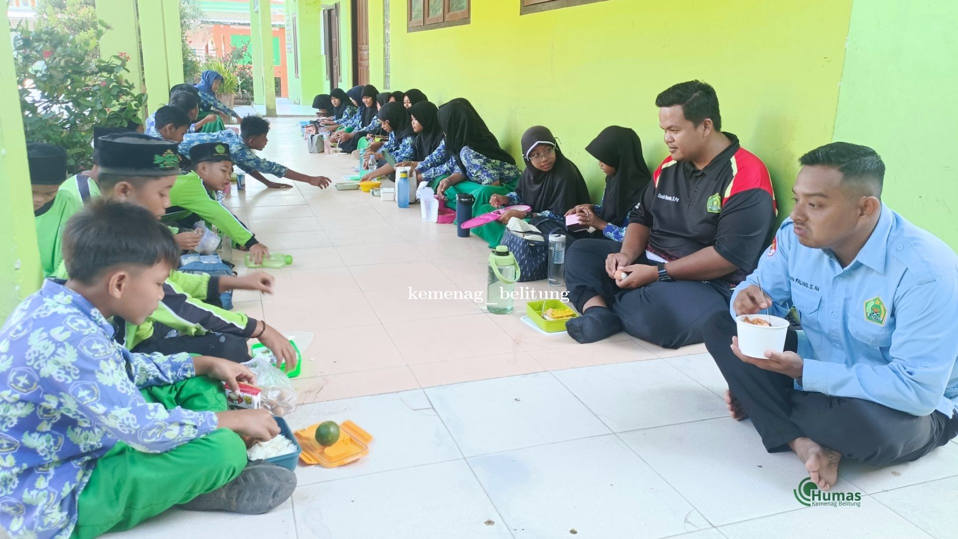 Tanamkan Pola Hidup Sehat Sejak Dini, MIN 2 Belitung Gelar Makan Sehat Bersama