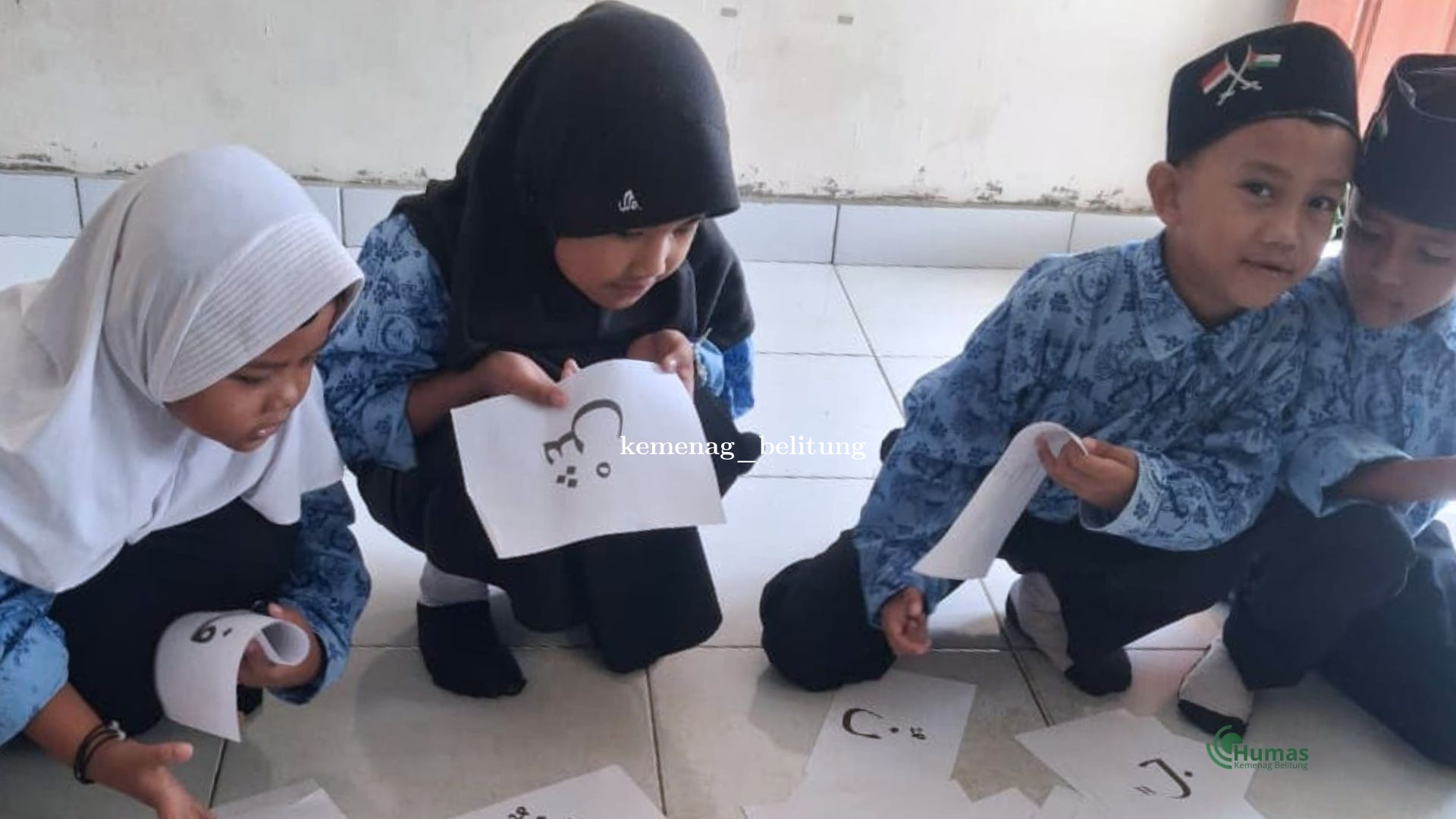 Siswa Kelas 1 MIN 2 Belitung Kampus B Belajar Mengenal Tanda Baca Huruf Hijaiyah