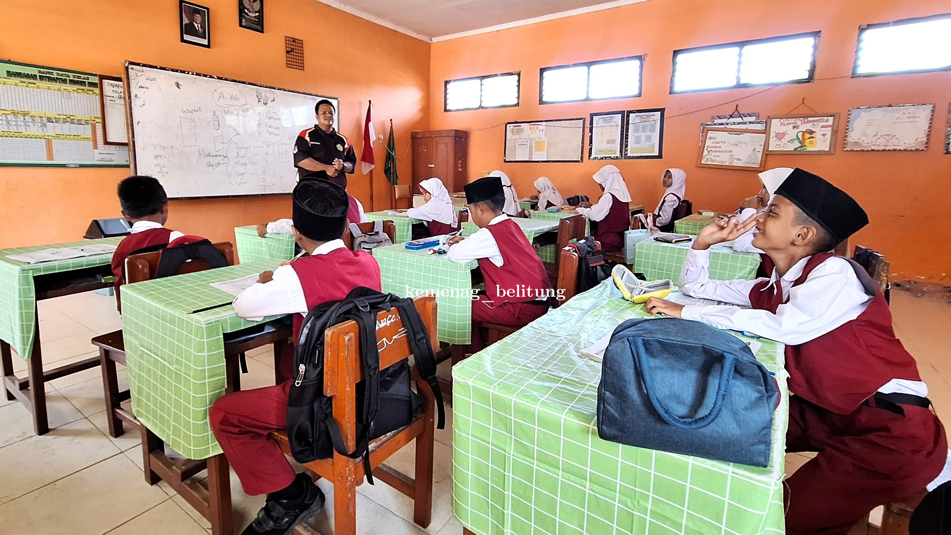Guru PJOK MIN 2 Kabupaten Belitung Tanamkan Nilai Moderasi Beragama di Kelas IV dan V