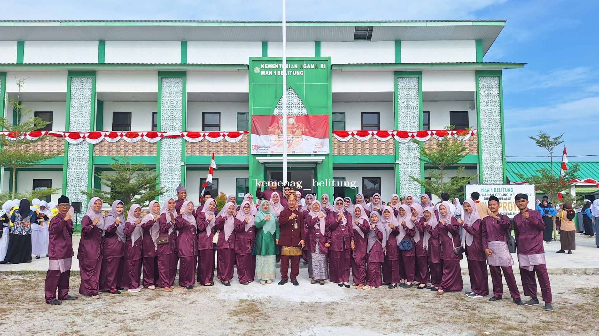 Guru dan Tendik MTsN 1 Belitung Ikuti Upacara HUT RI ke-80