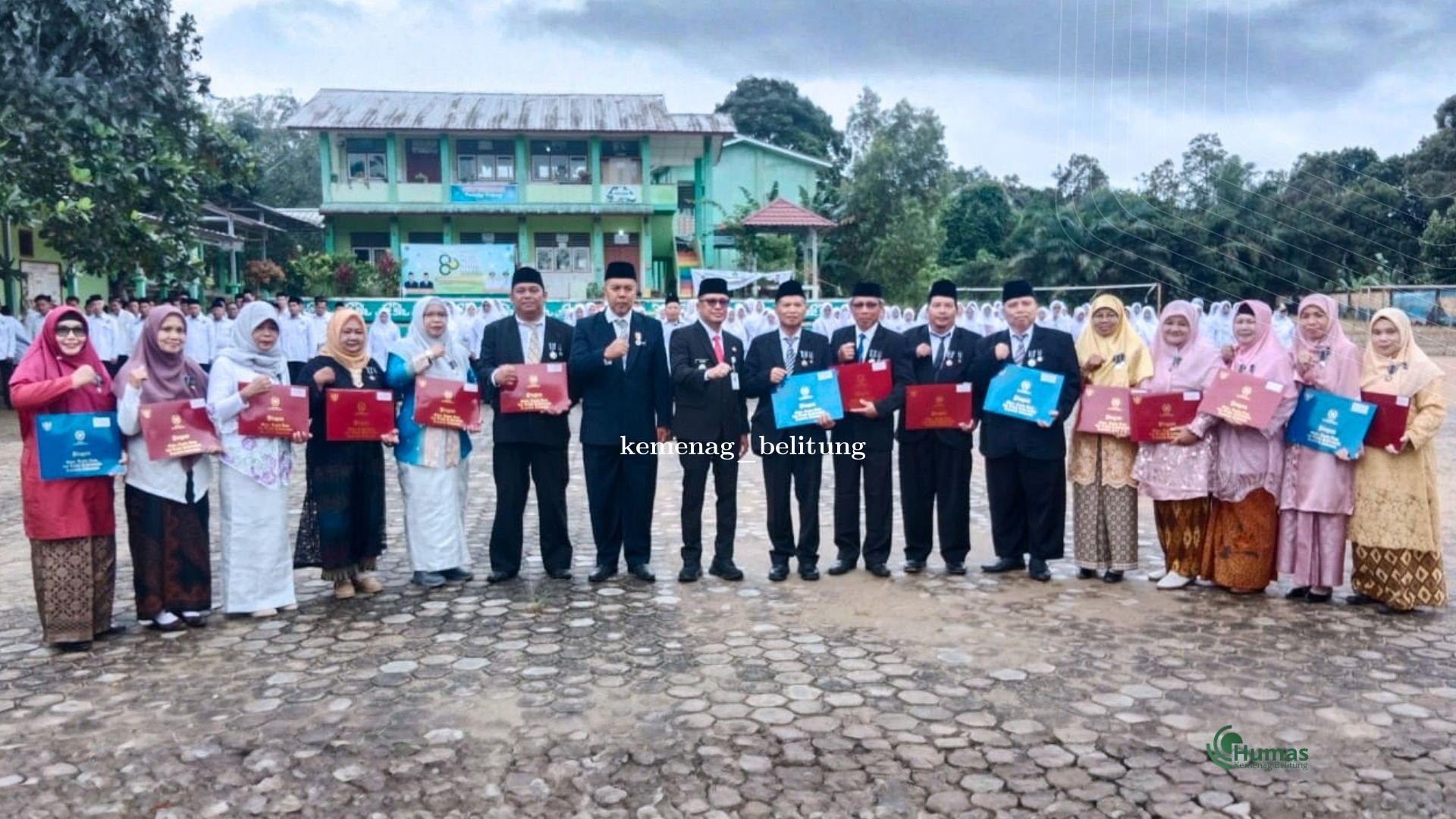 Momen HAB ke-80, Kepala Madrasah dan ASN MIN 1 Belitung Raih Satyalancana Karya Satya