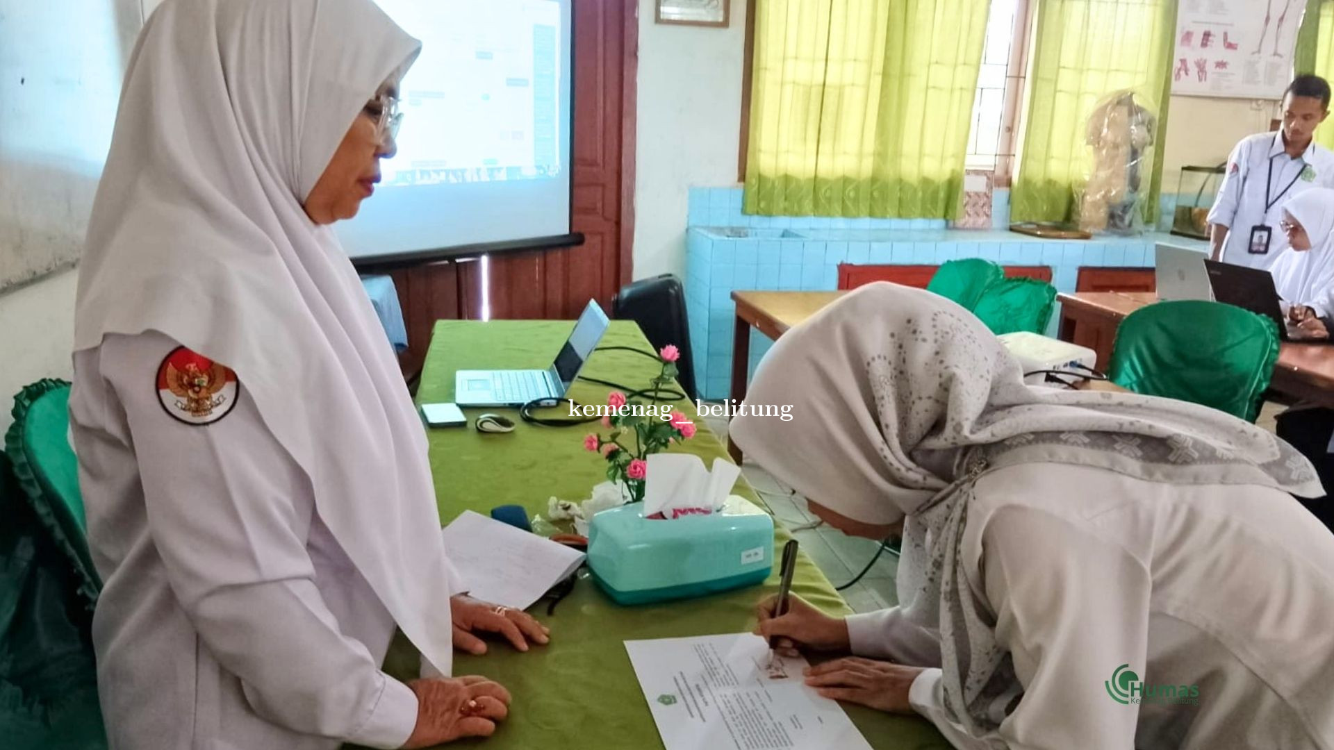 Guru dan Tendik Pegawai ASN MTsN 1 Belitung Tanda Tangani Pakta Integritas