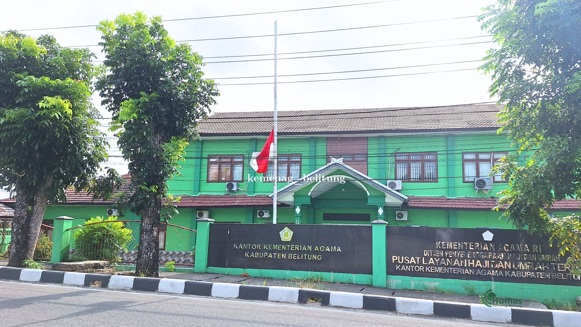 Kemenag Belitung Kibarkan Bendera Setengah Tiang Hormati Wafatnya Alm. Try Sutrisno