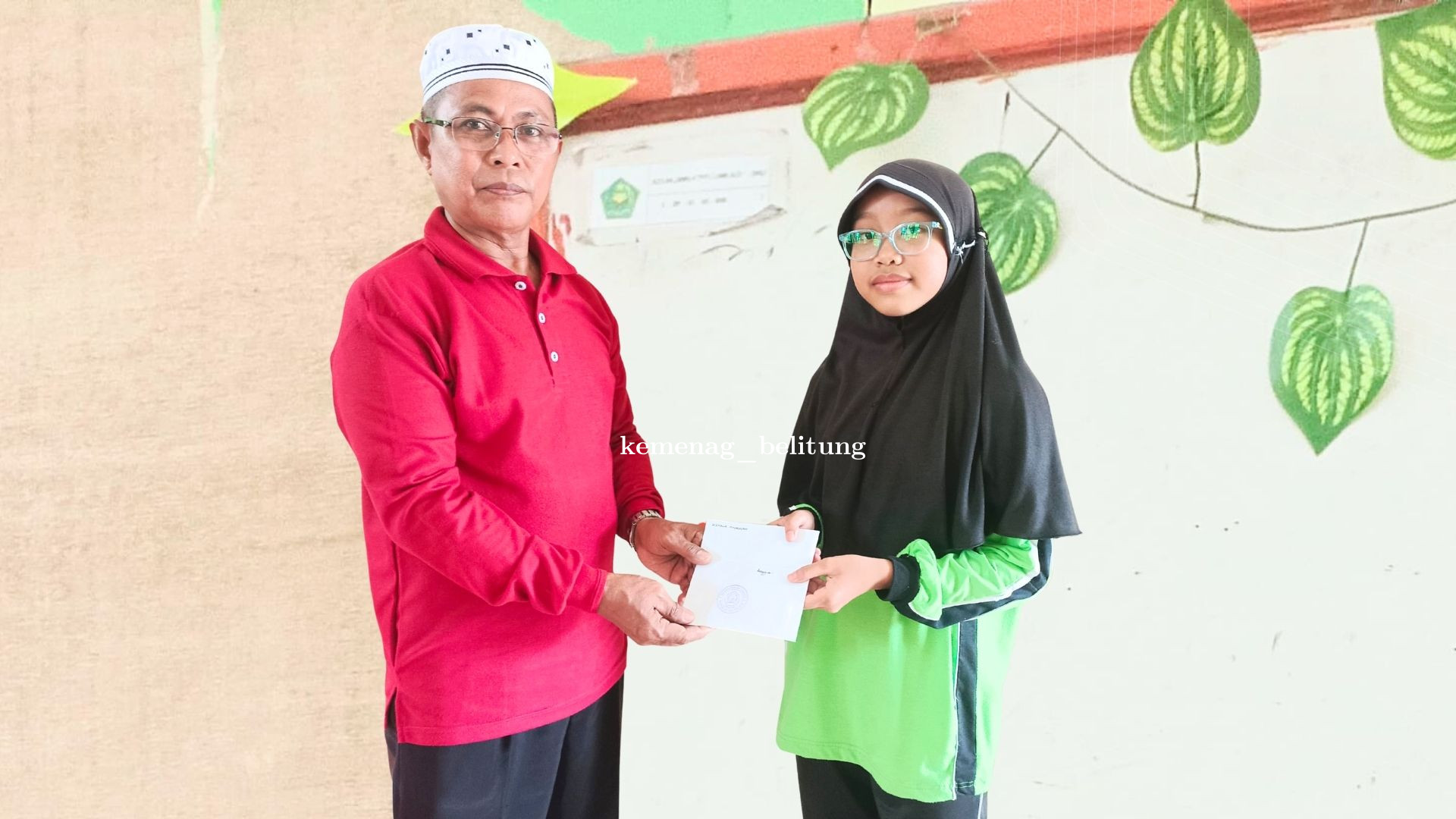 Kepala MIN 2 Belitung Beri Penghargaan kepada Siswa Berprestasi Lolos OMI Nasional 2025