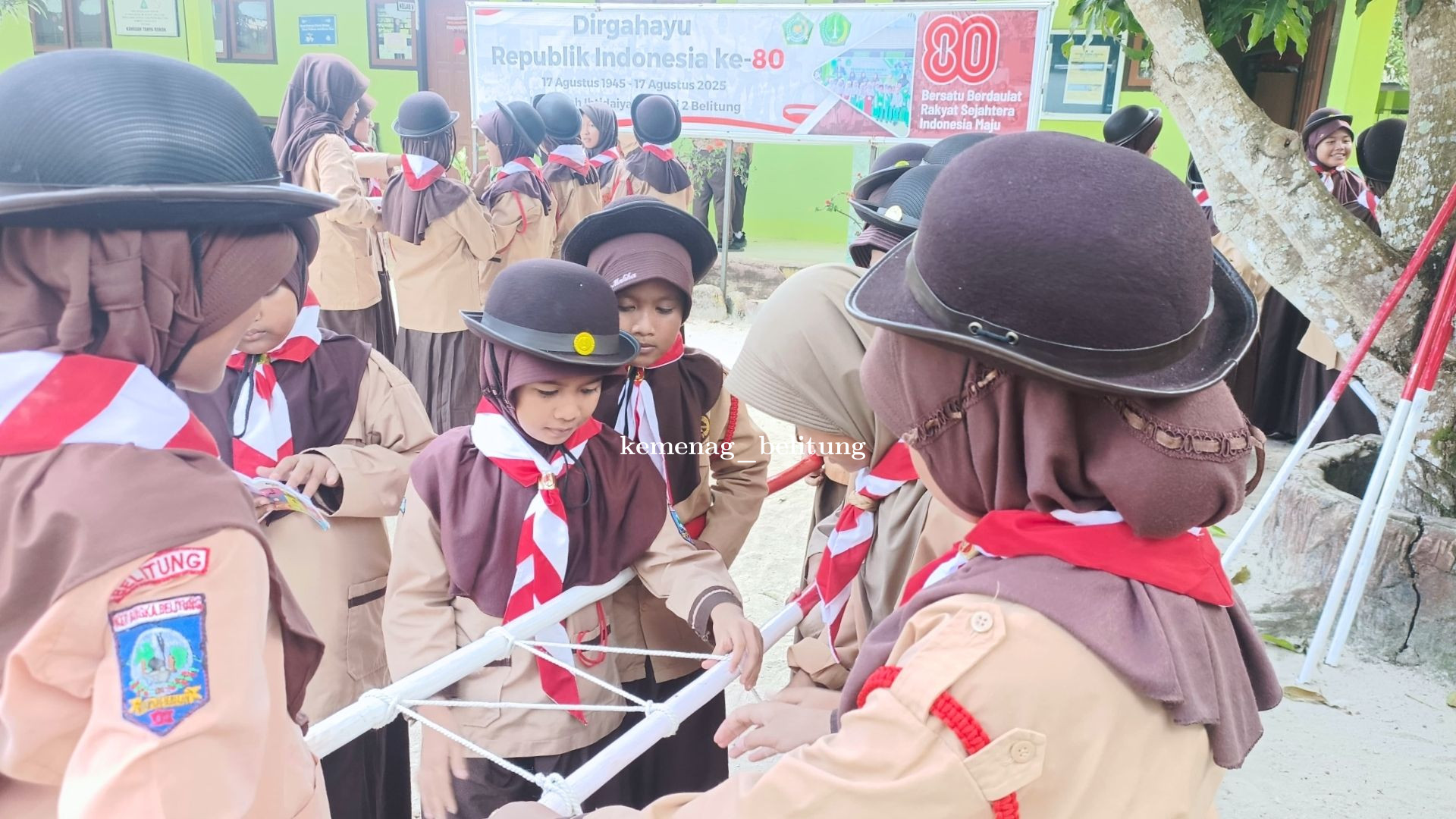 Siswa-Siswi MIN 2 Belitung Belajar Tali Temali dan Membuat Tandu dalam Kegiatan Pramuka