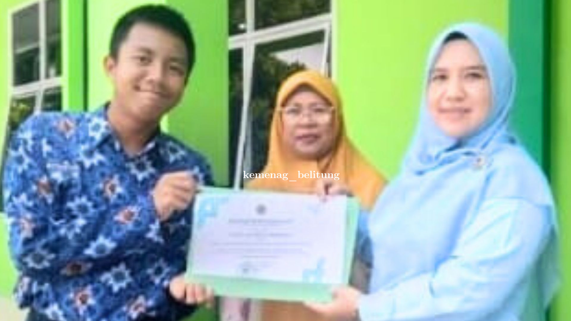 MTsN 1 Belitung Terima Piagam Penghargaan OMI 2025 dari Kasi Penmad Kemenag Belitung